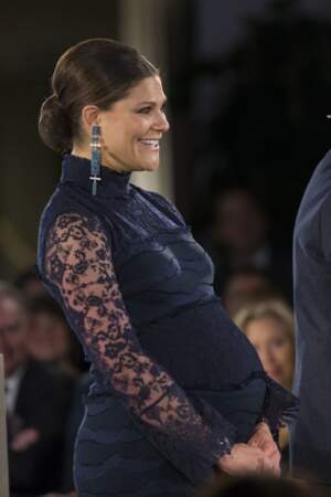 La princesse Victoria de Suède enceinte de son second enfants, très épanouie en robe chic en velours et dentelle, le 10 février 2016.