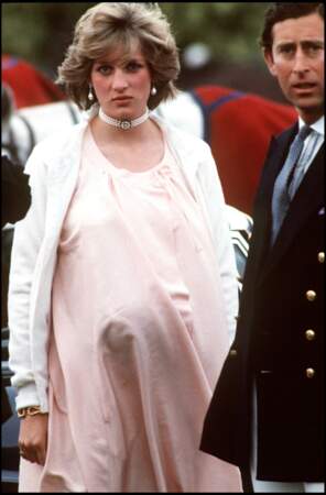 La princesse Diana enceinte, très souvent en robe longue et fluide.