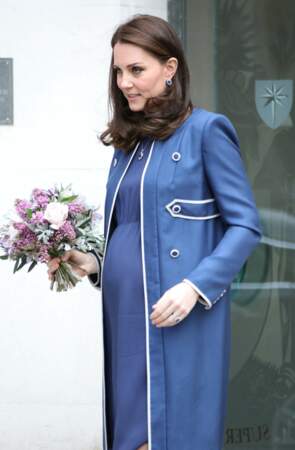 Kate Middleton enceinte, et chacune de ses tenues de grossesse provoquant la rupture de stock immédiat, ici le 27 février 2018.