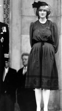 La princesse Diana enceinte en robe brodée et ceinturée.