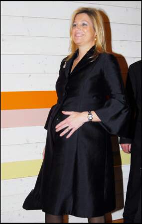 La princesse Maxima des Pays-Bas, très enceinte et élégate en robe-portefeuille noire.