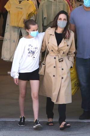 Angelina Jolie et sa fille Vivienne (12 ans) entourés de leur garde du corps à Hollywood, le 29 mars 2021