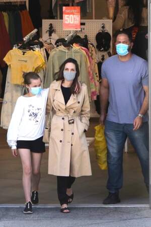 Angelina Jolie et sa fille Vivienne (12 ans) sous leurs masques pour une sortie shopping