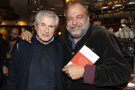 Claude Lelouch et Éric Dupond-Moretti, lors du lancement du livre "A l'amour, à la vie" de Catherine Ceylac, au Café Tournon, à Paris, le 23 octobre 2019.