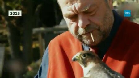 Lorsqu'il ne travaille pas, Éric Dupond-Moretti passe du temps avec son faucon Pingouin.