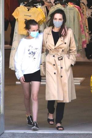 Angelina Jolie aux côtés de sa fille Vivienne (12 ans), jumelle de Knox, à Hollywood le 29 mars 2021