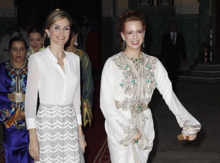 Lalla Salma, en compagnie de Letizia d'Espagne, lors d'un dîner de gala donné en l'honneur du roi Felipe VI d'Espagne, au Maroc, le 14 juillet 2014.