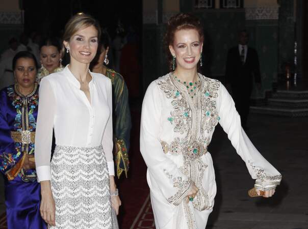 Lalla Salma, en compagnie de Letizia d'Espagne, lors d'un dîner de gala donné en l'honneur du roi Felipe VI d'Espagne, au Maroc, le 14 juillet 2014.