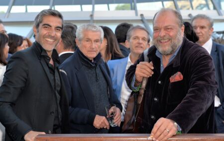 Ary Abittan, Claude Lelouch et Eric Dupond-Moretti, lors de la soirée de gala de la "Maud Fontenoy Fondation" à bord de la péniche Ducasse sur Seine, à Paris, le 6 juin 2019. 