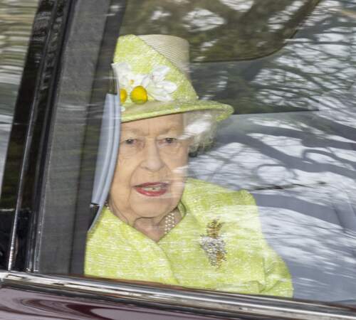 Elizabeth II aperçue dans son véhicule royal avant de se rendre à la cérémonie qui célèbre le  centenaire de la Royal Australian Air Force au CWGC Air Forces Memorial à Runnymede, dans le Surrey.