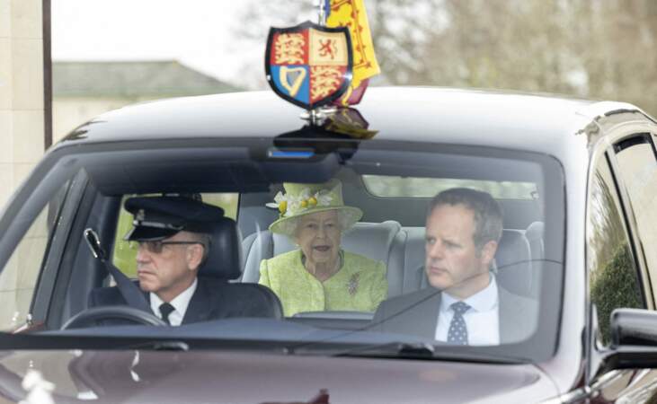 Elizabeth II, le 31 mars, aperçue dans son véhicule pour assister au centenaire de la Royal Australian Air Force au CWGC Air Forces Memorial à Runnymede, dans le Surrey.