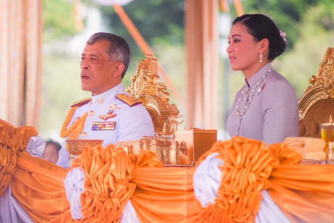 Le roi de Thaïlande Maha Vajiralongkorn et la reine Suthida Vajiralongkorn na Ayudhya s'adressent au public lors d'une cérémonie à Sanam Luang le 9 mai 2019.