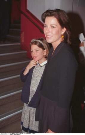 Charlotte Casiraghi, avec sa mère Caroline de Monaco, en 1995, à Londres. Charlotte a alors 8 ans.