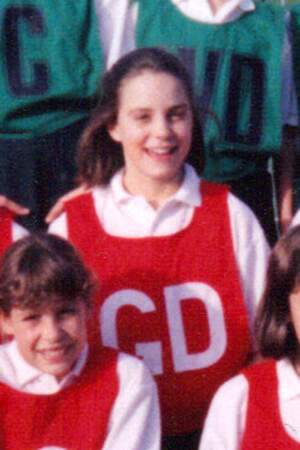 Kate Middleton, à l'âge de 11 ans, membre fière de son équipe de netball. 