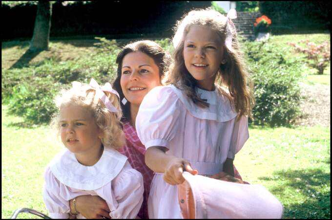Madeleine de Suède (à gauche), avec sa mère, la reine Silvia, et sa grande soeur, Victoria de Suède, en 1986. La jeune princesse est alors âgée de 4 ans. 