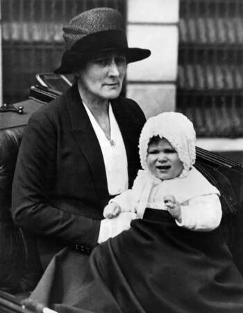 Elizabeth II, encore princesse, dans les bras de sa nourrice, en avril 1927. Elle est alors âgée d'un an.