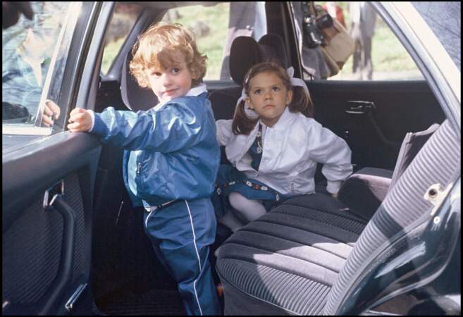 Victoria de Suède, avec son frère Carl Philip, en 1983. La jeune princesse a alors 6 ans.