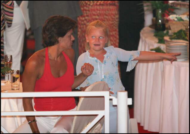 Camille Gottlieb, malicieuse, avec sa mère, Stéphanie de Monaco, lors d'un événement monégasque en 2005. La petite fille va alors avoir 8 ans. 
