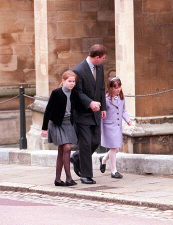 Les princesses Beatrice et Eugenie avec leur père, le prince Andrew, à la sortie de la messe de Pâques à Windsor, le 4 avril 1999.