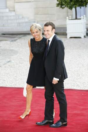 Brigitte Macron en robe noire courte, le 2 juin 2015.