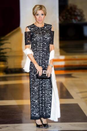 Brigitte Macron en robe en dentelle louis Vuitton le 10 mars 2018 à New Dlehi : elle fait rayonner la mode française.