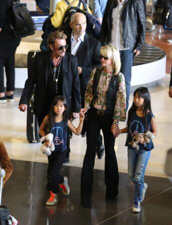 Johnny Hallyday, Laeticia, Jade, Joy et Elyette Boudou, la grand-mère de Laeticia arrivent à l'aéroport Paris CDG le 26 juin 2015.