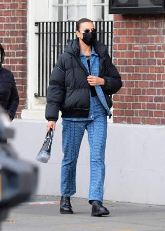 Irina Shayk adopte la veste en jean en total look, l'ensemble pantalon est signé  Moschino Palace, 