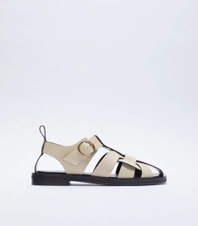 Sandales plates en cuir blanc avec grosses boucles, Zara, 79,95 euros.