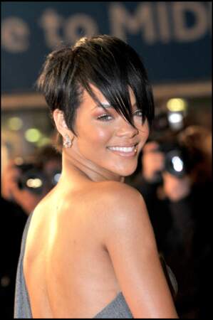 Rihanna en 2008 passe à la coupe très courte très raide.