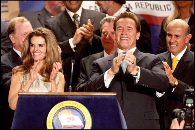 Arnold Schwarzenegger entouré de sa femme et de ses 4 enfants lors de sa réélection au poste de gouverneur de l'Etat de Californie 