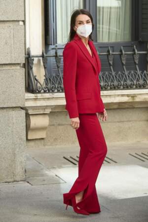 La reine Letizia d'Espagne en total look rouge,  le 12 avril 2021.