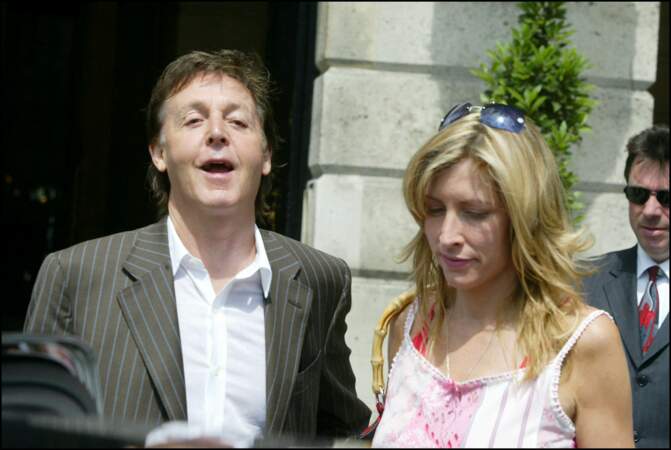 Paul McCartney et Heather Mills sortent du Ritz à Paris, le 25 juin 2004