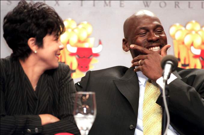 Michael Jordan et son épouse Juanita Vanoy, lors d'une conférence de presse, le 13 janvier 1999