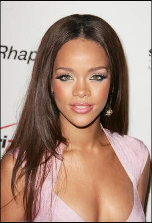 Rihanna, à ses débuts, les cheveux longs et raides, maquillée comme un bonbon.