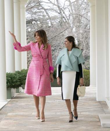 Melania Trump porte un trench rose bonbon en février 2019 à la Maisonn Blanche