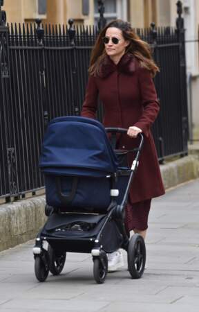 Pippa Middleton arpentant Brompton Road toute pimpante avec sa fille, le 13 avril 2021