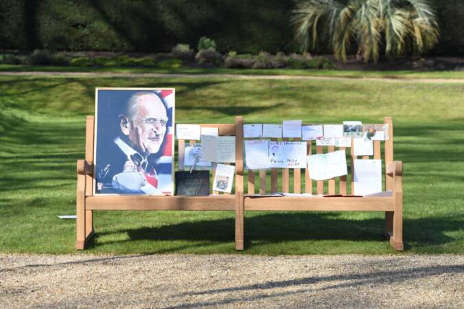 Sur un autre banc des jardins de Marlborough House à Londres, des messages et une grande photo du prince Philip ont été déposés en signe d'hommage et de respect.