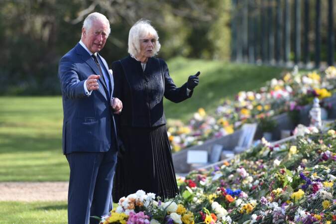 Le prince Charles et Camila Parker-Bowles passent en revue les hommages au prince Philip dans les jardins de Marlborough House à Londres le 15 avril 2021.