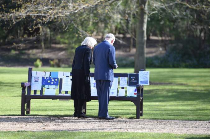 Sur un banc des jardins de Marlborough House à Londres, le prince Charles et Camilla Parker-Bowles ont pris le temps de se recueillir devant plusieurs messages et dessins destinés au duc d'Edimbourg.