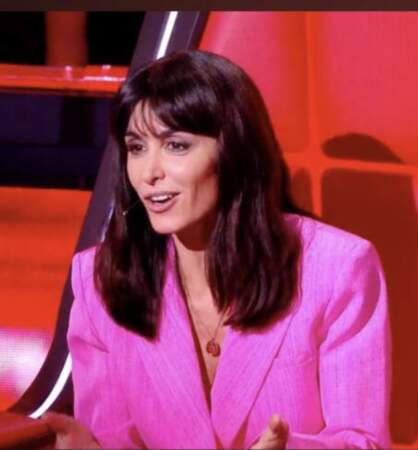 Jenifer en veste rose fuchsia signée Jacquemus sur le plateau de The Voice fin 2020