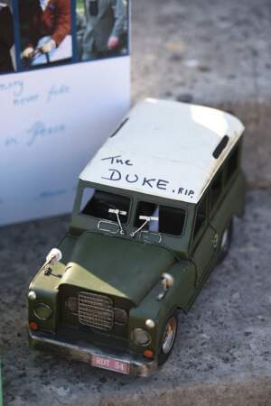 Le prince Charles et sa femme Camila Parker-Bowles ont été émus de voir qu'un fan de la couronne avait inscrit "The Duke RIP" sur le petit Land Rover.