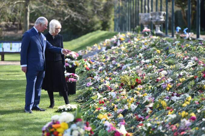 Le prince Charles et Camila Parker-Bowles, en deuil après la mort du prince Philip, ont pris le temps de regarder les différents messages d'hommage laissés par les britanniques.