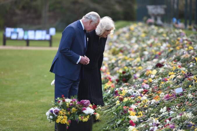 Dans les jardins de Marlborough House, le prince Charles et Camila Parker-Bowles ont admiré fleurs, messages et cadeaux à l'attention du duc d'Edimbourg.