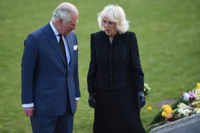 Lors de cette visite
dans les jardins de Marlborough House à Londres, le prince Charles et sa femme Camila Parker-Bowles ont eu beaucoup de mal à cacher leur émotion. 