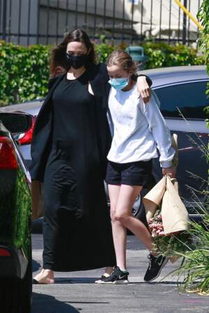 Angelina Jolie en compagnie de sa fille Vivienne âgée de 12 ans, dans les rues de Los Angeles