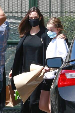 Angelina Jolie et sa fille Vivienne ont fait un détour chez le fleuriste et ont ensuite regagné leur véhicule, à Los Feliz le 15 avril 2021.