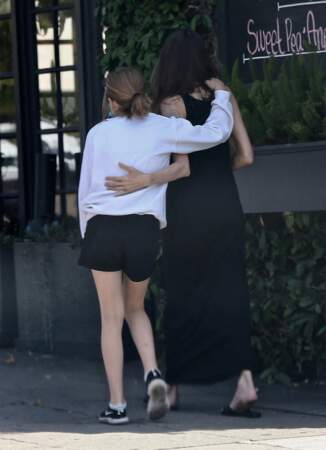 Angelina Jolie et sa fille Vivienne plus complices que jamais à Los Feliz le 15 avril 2021.
