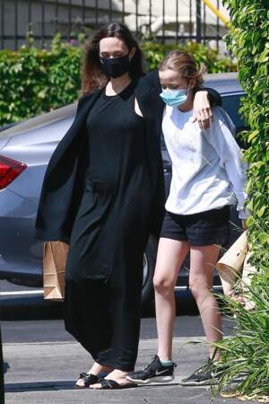 En pleine procédure de divorce, Angelina Jolie a profité d'un moment de détente avec sa fille cadette Vivienne, à Los Feliz le 15 avril 2021
