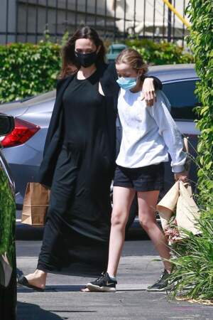 Angelina Jolie et sa fille Vivienne sont allées acheter des fleurs à Los Feliz le 15 avril 2021.