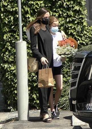 Angelina Jolie et sa fille Vivienne profitent d'un après-midi entre filles à Los Feliz le 15 avril 2021.